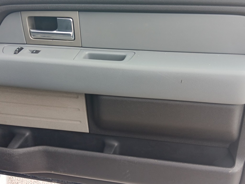 Ford F-150 Vehicle Full-screen Gallery Image 09