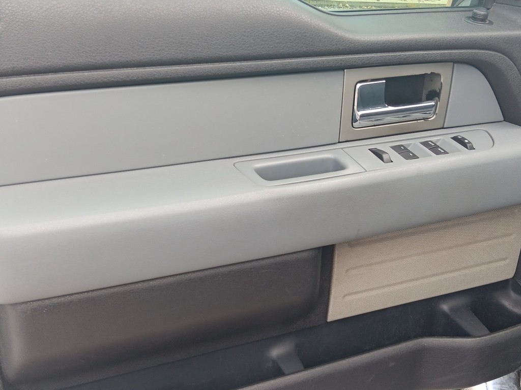 Ford F-150 Vehicle Full-screen Gallery Image 15