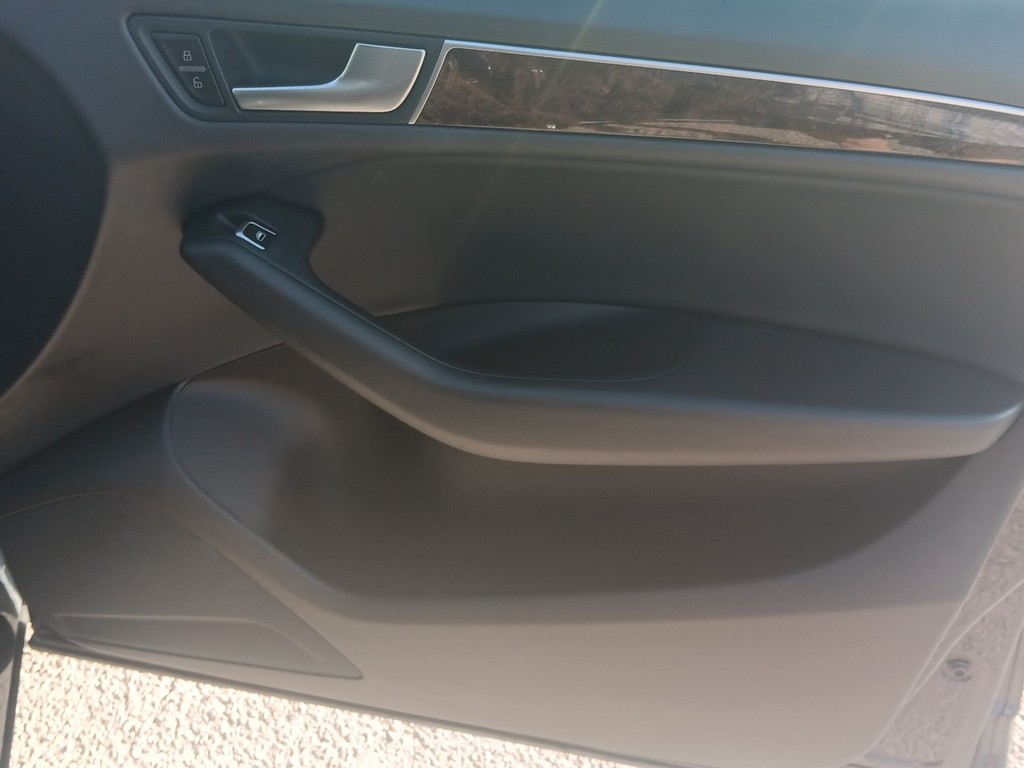 Audi Q5 Vehicle Full-screen Gallery Image 10