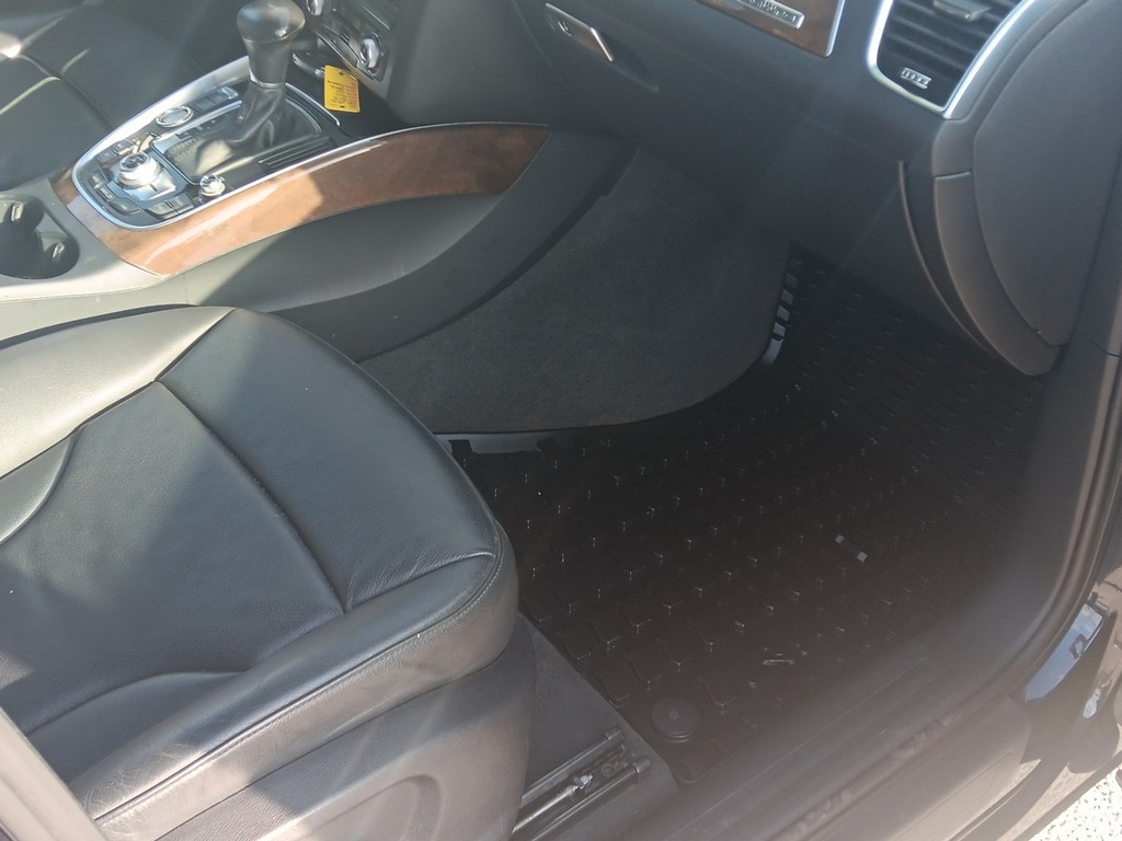 Audi Q5 Vehicle Full-screen Gallery Image 11