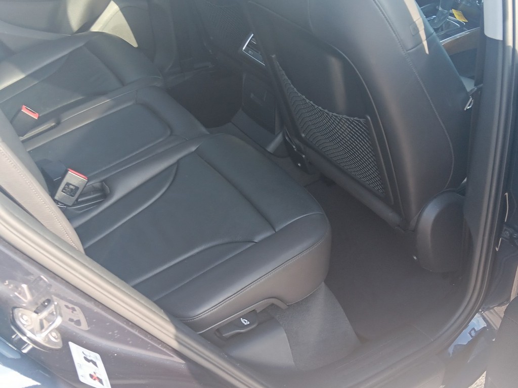 Audi Q5 Vehicle Full-screen Gallery Image 13