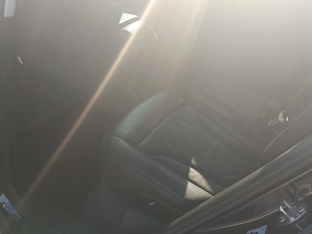 Audi Q5 Vehicle Full-screen Gallery Image 15
