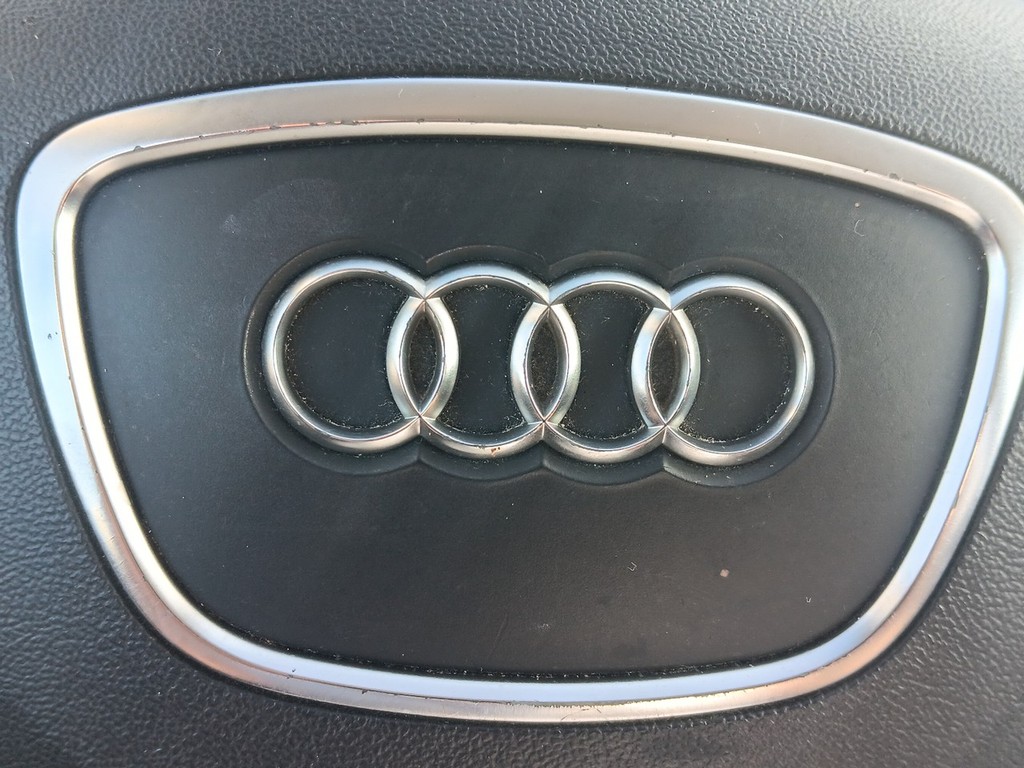 Audi Q5 Vehicle Full-screen Gallery Image 24