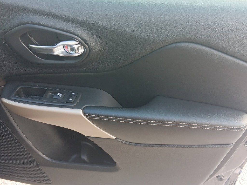 Jeep Cherokee Vehicle Full-screen Gallery Image 09