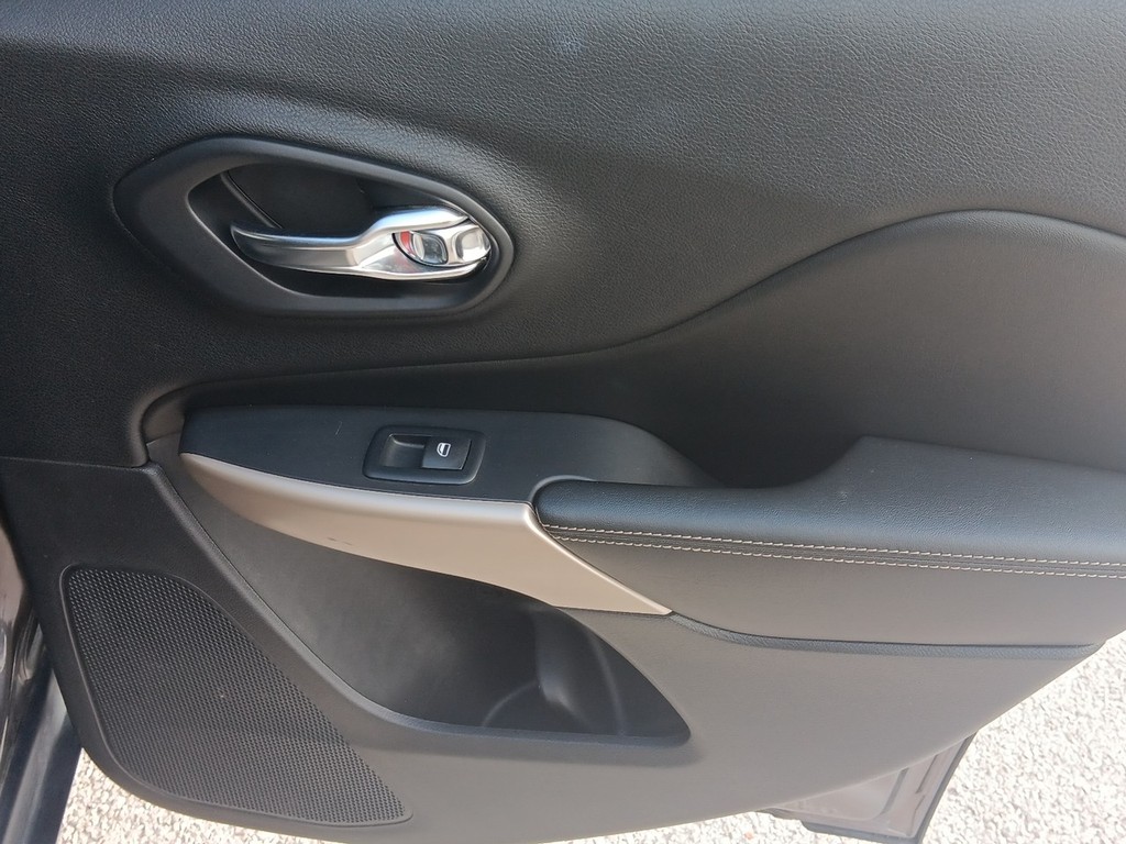 Jeep Cherokee Vehicle Full-screen Gallery Image 11