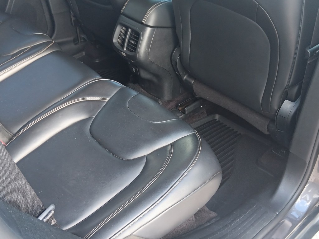 Jeep Cherokee Vehicle Full-screen Gallery Image 12