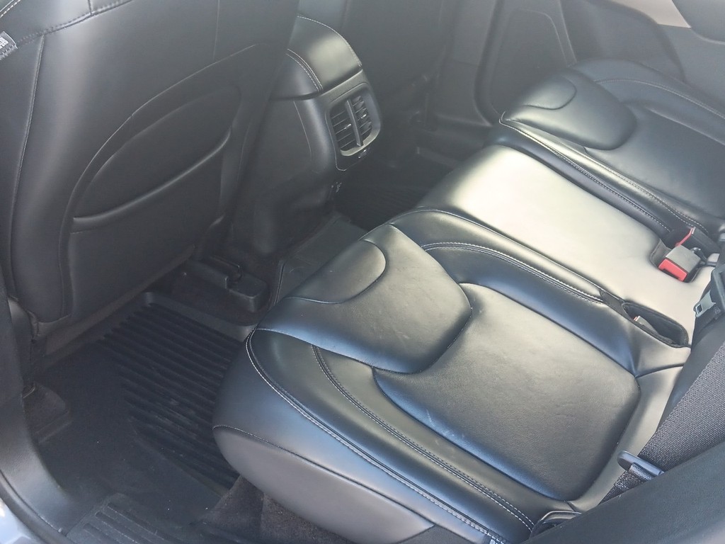 Jeep Cherokee Vehicle Full-screen Gallery Image 14