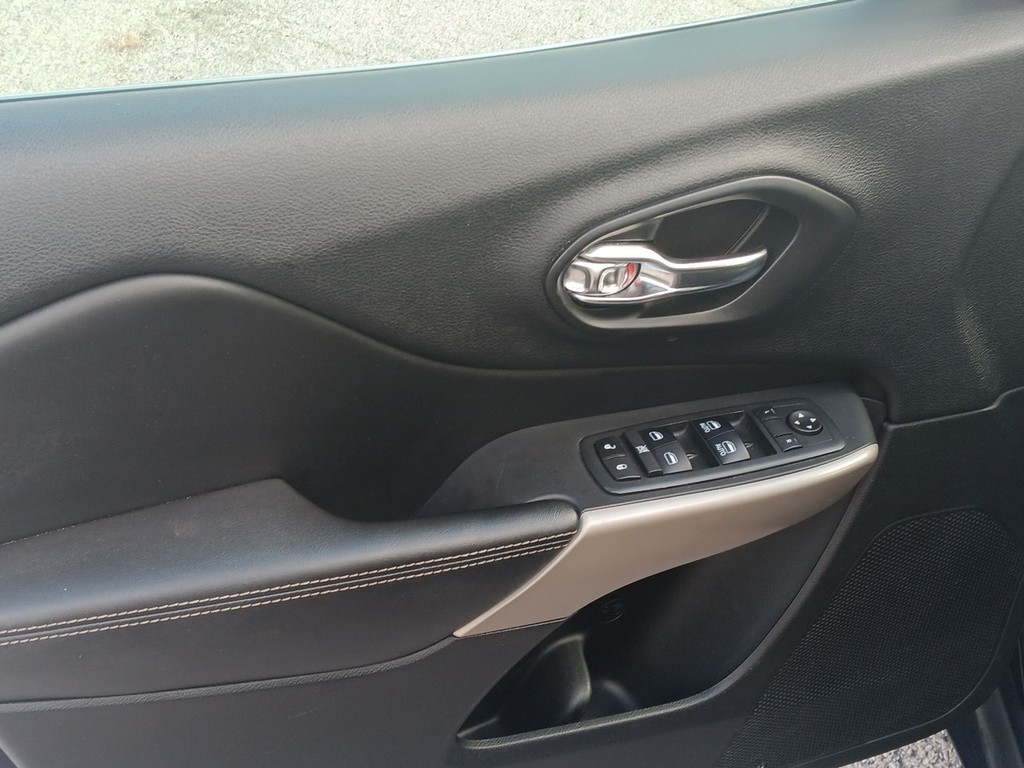 Jeep Cherokee Vehicle Full-screen Gallery Image 15