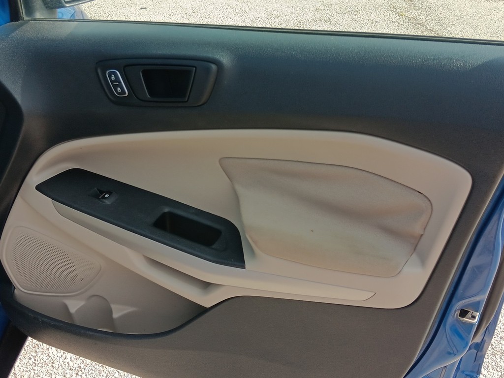Ford EcoSport Vehicle Full-screen Gallery Image 9
