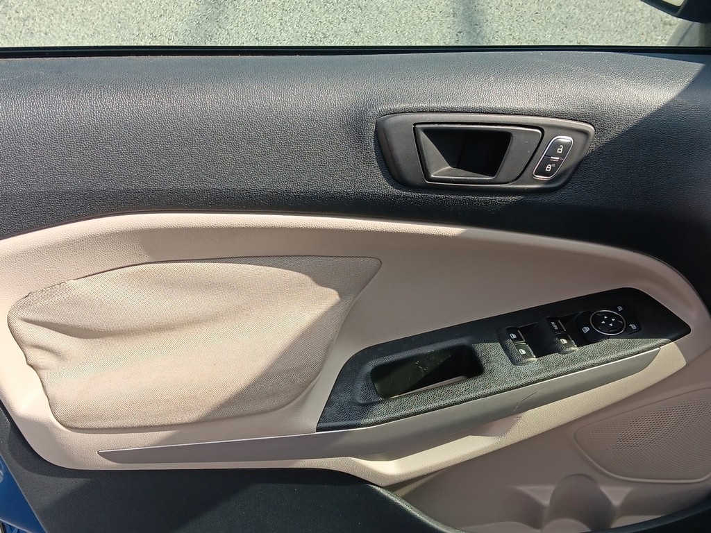 Ford EcoSport Vehicle Full-screen Gallery Image 15