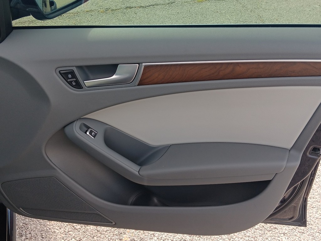 Audi A4 Vehicle Full-screen Gallery Image 09