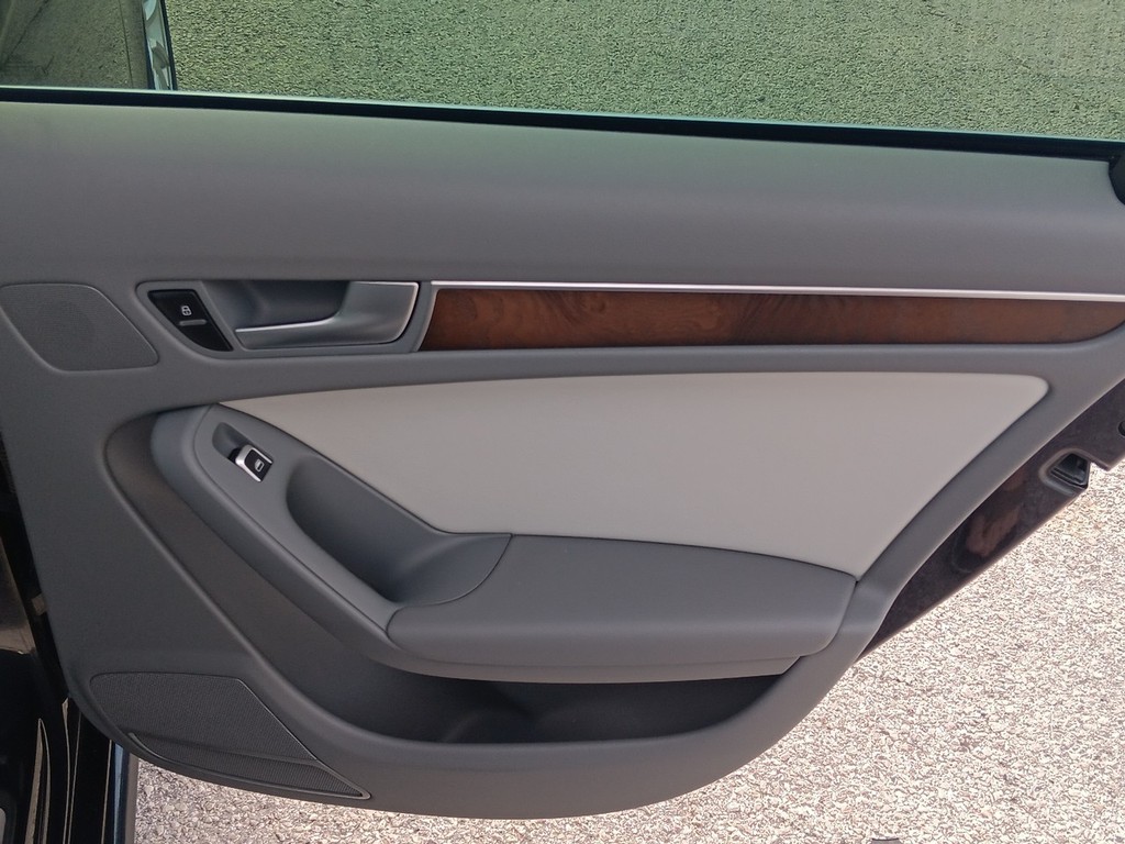 Audi A4 Vehicle Full-screen Gallery Image 11
