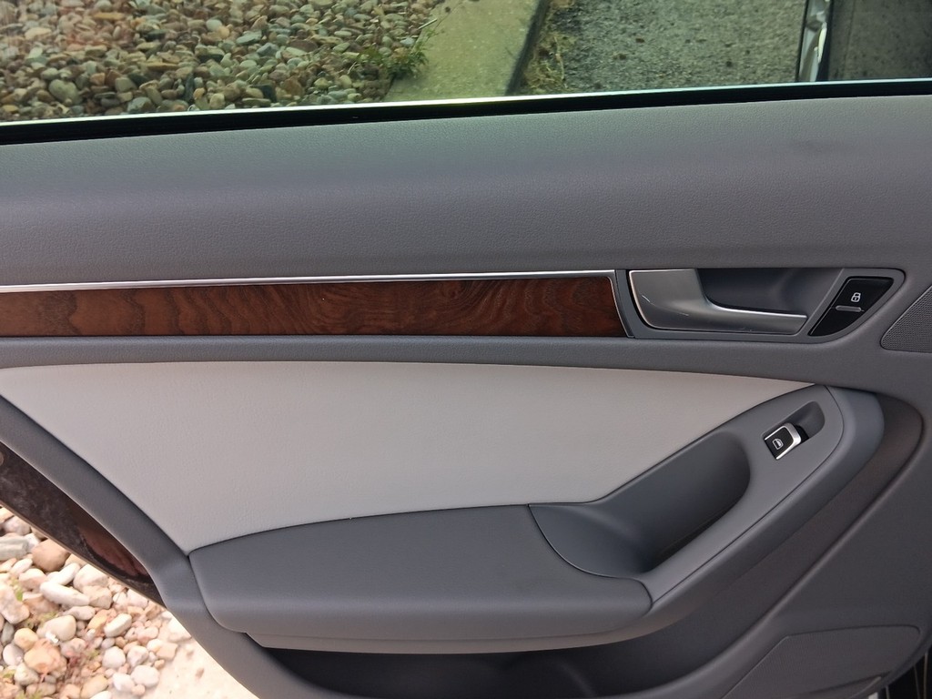 Audi A4 Vehicle Full-screen Gallery Image 13