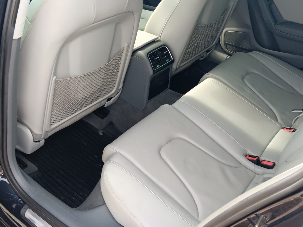 Audi A4 Vehicle Full-screen Gallery Image 14