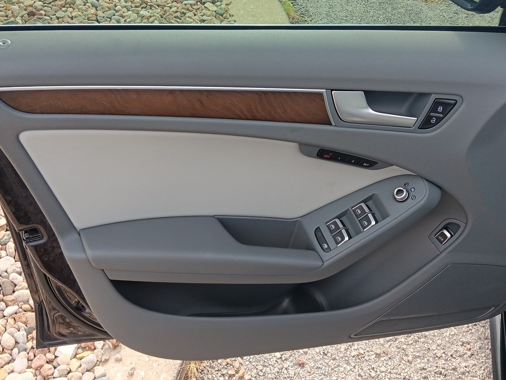 Audi A4 Vehicle Full-screen Gallery Image 15