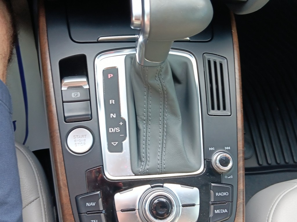 Audi A4 Vehicle Full-screen Gallery Image 21