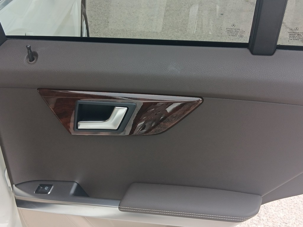 Mercedes-Benz GLK-Class Vehicle Full-screen Gallery Image 11