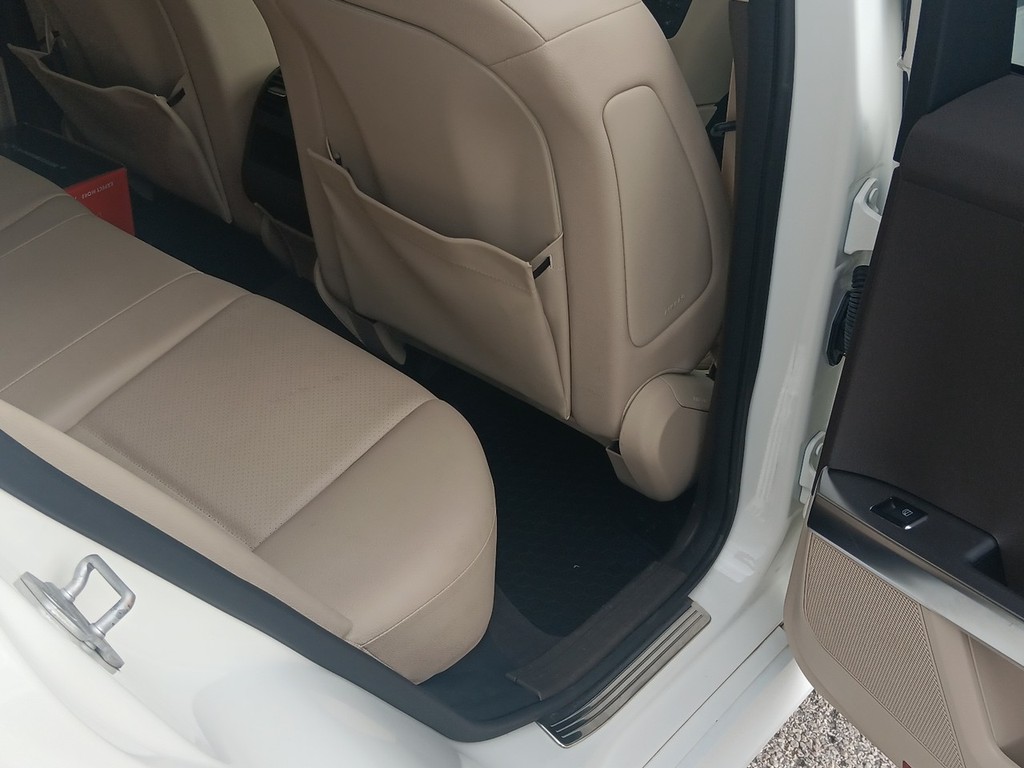 Mercedes-Benz GLK-Class Vehicle Full-screen Gallery Image 12
