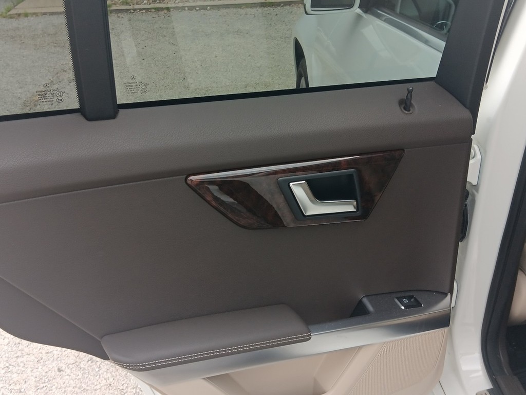 Mercedes-Benz GLK-Class Vehicle Full-screen Gallery Image 13