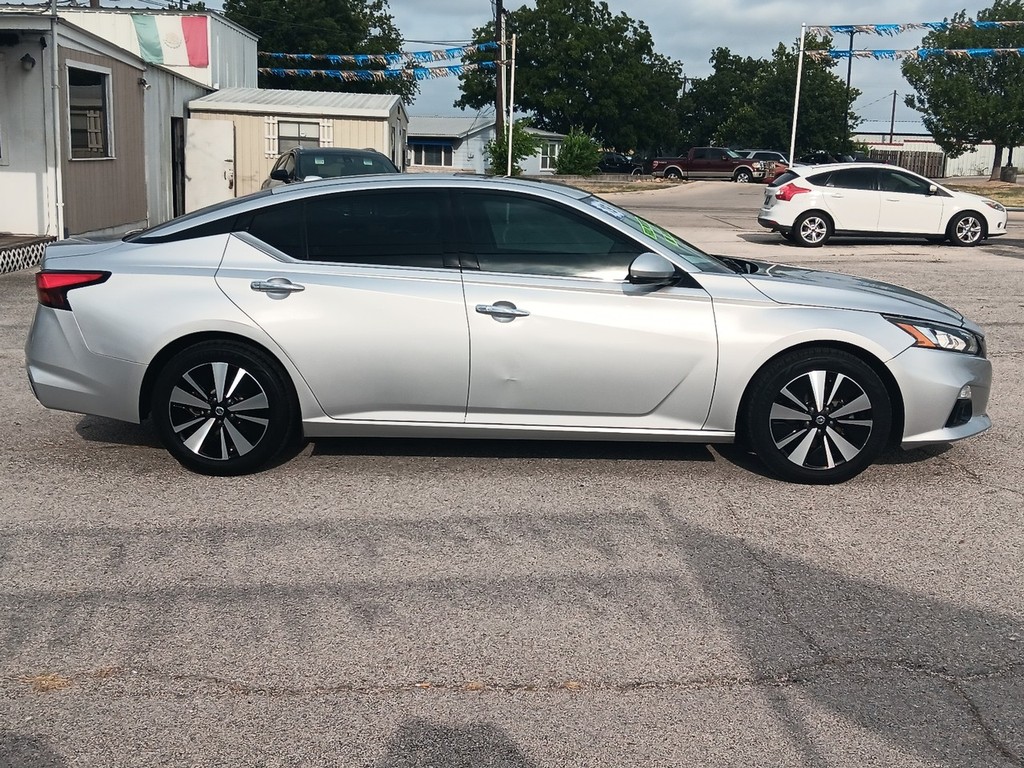Nissan Altima Vehicle Full-screen Gallery Image 4