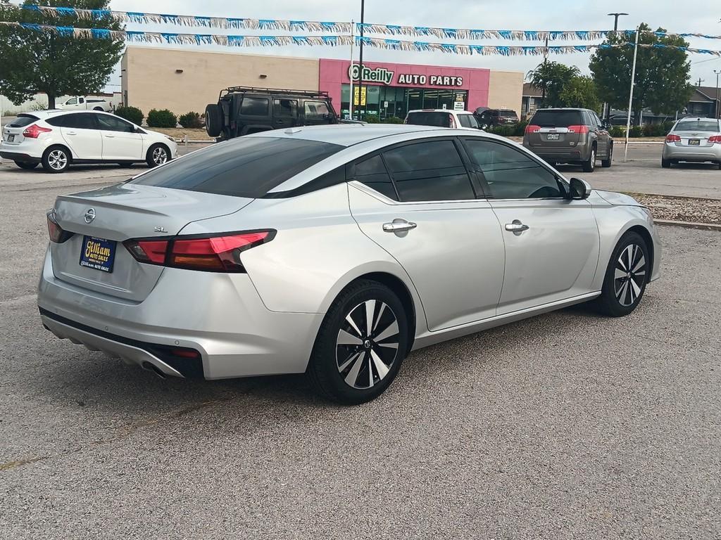 Nissan Altima Vehicle Full-screen Gallery Image 5