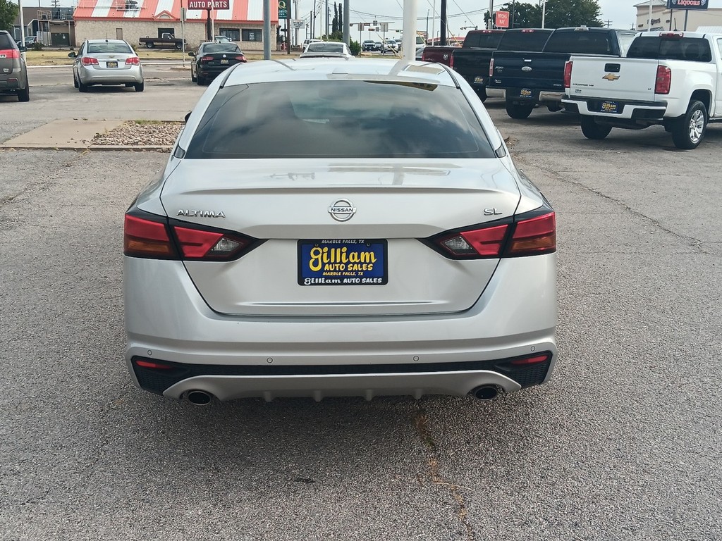 Nissan Altima Vehicle Full-screen Gallery Image 6