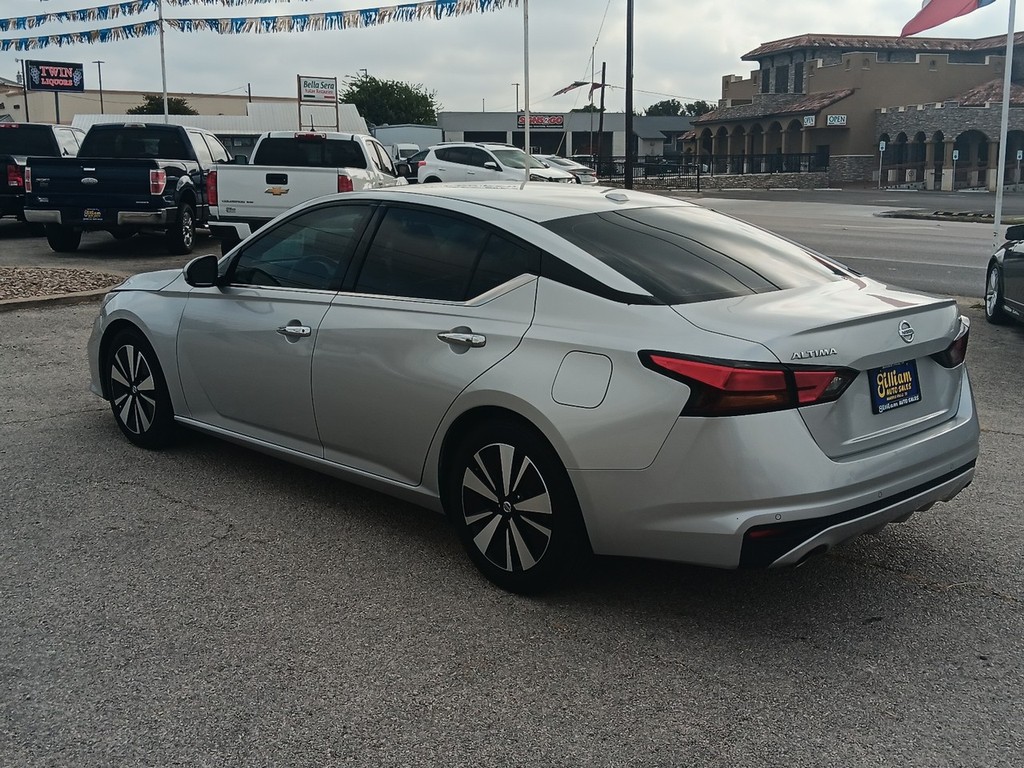 Nissan Altima Vehicle Full-screen Gallery Image 7