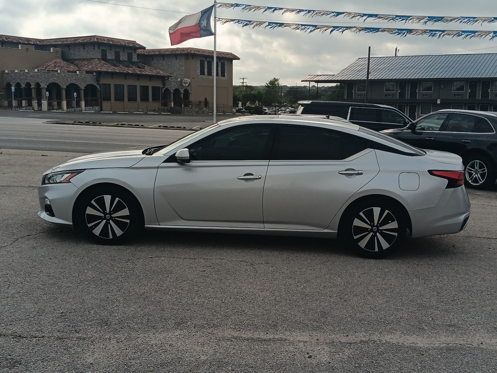 Nissan Altima Vehicle Full-screen Gallery Image 8