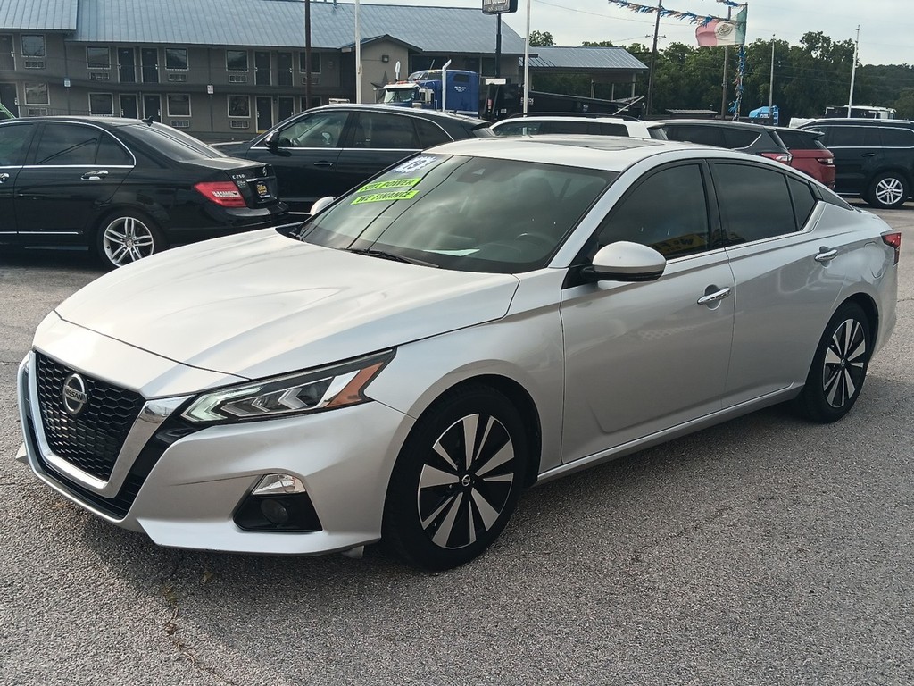 Nissan Altima Vehicle Full-screen Gallery Image 9
