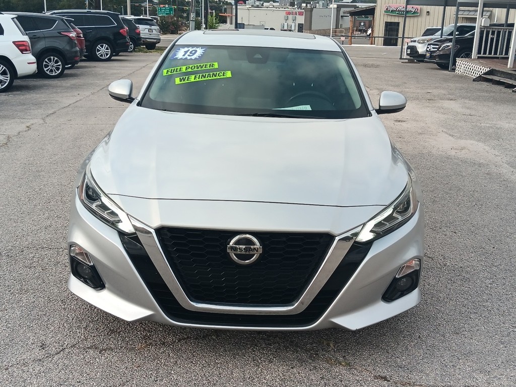 Nissan Altima Vehicle Full-screen Gallery Image 10