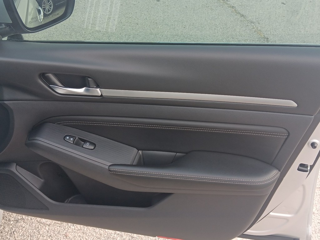 Nissan Altima Vehicle Full-screen Gallery Image 11