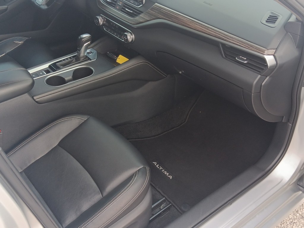 Nissan Altima Vehicle Full-screen Gallery Image 12