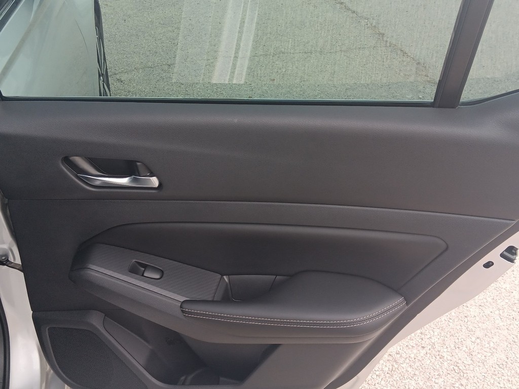 Nissan Altima Vehicle Full-screen Gallery Image 13