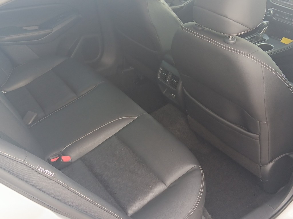 Nissan Altima Vehicle Full-screen Gallery Image 14