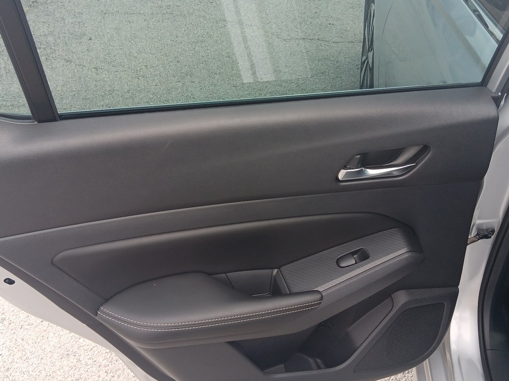 Nissan Altima Vehicle Full-screen Gallery Image 15