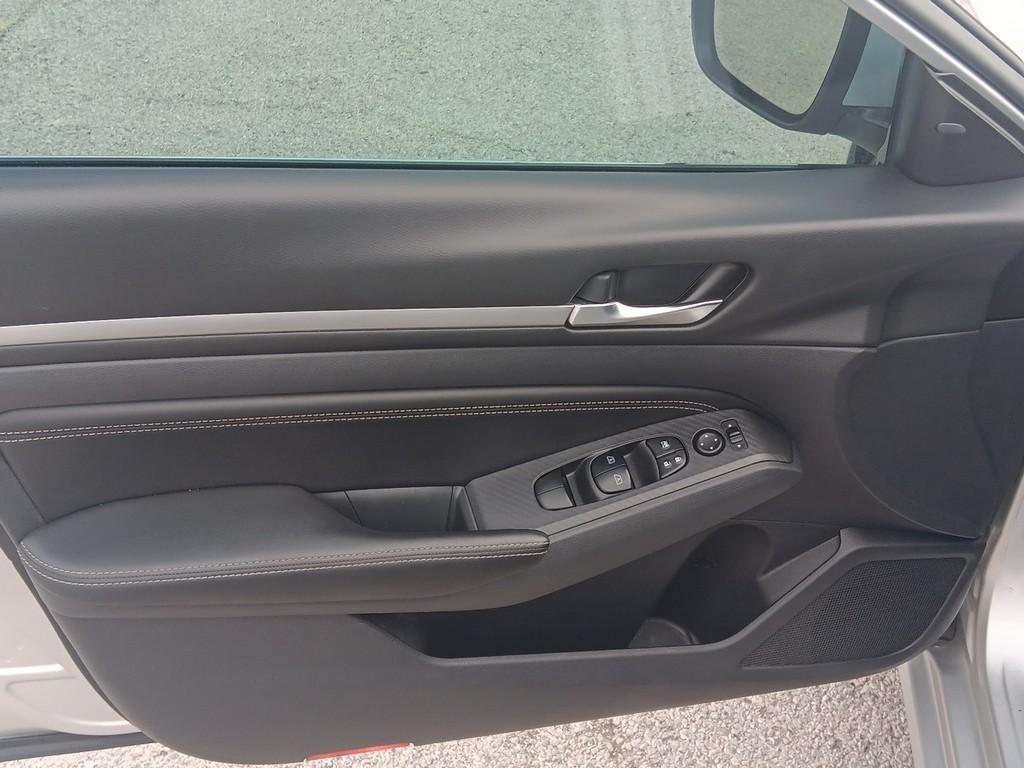 Nissan Altima Vehicle Full-screen Gallery Image 17