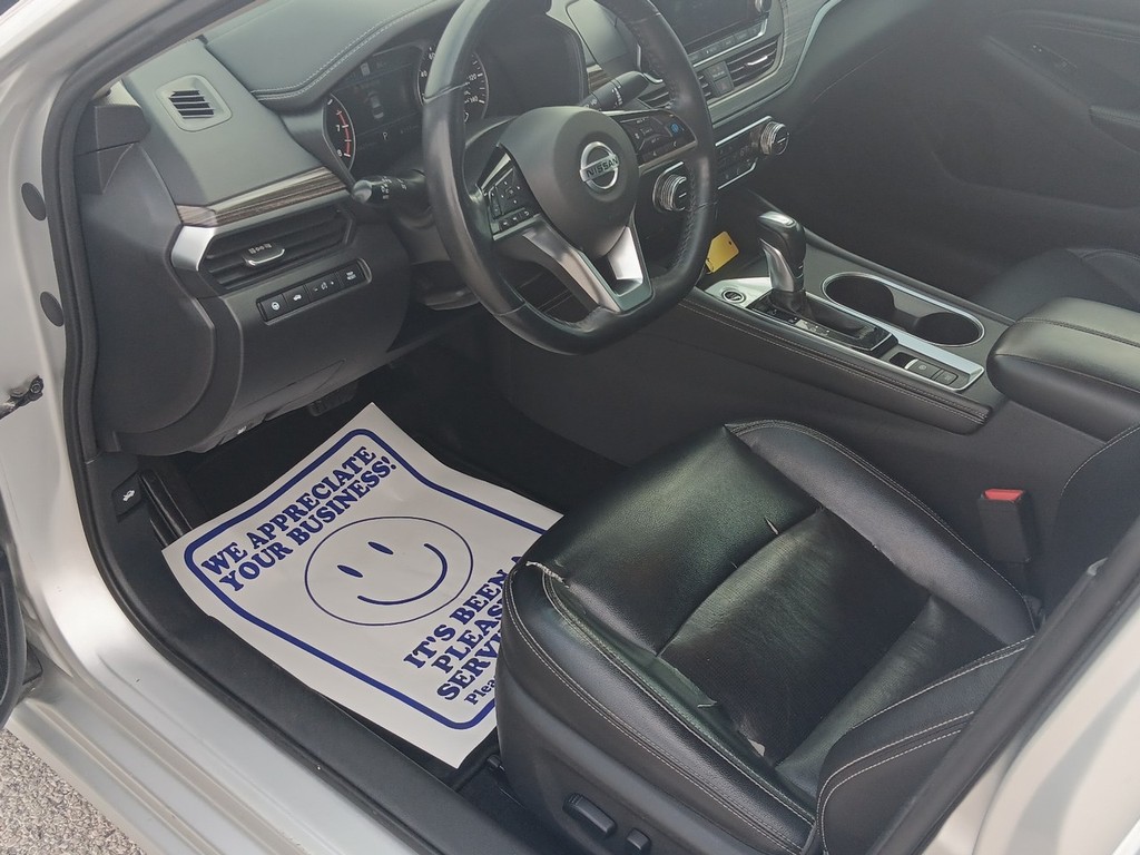 Nissan Altima Vehicle Full-screen Gallery Image 18