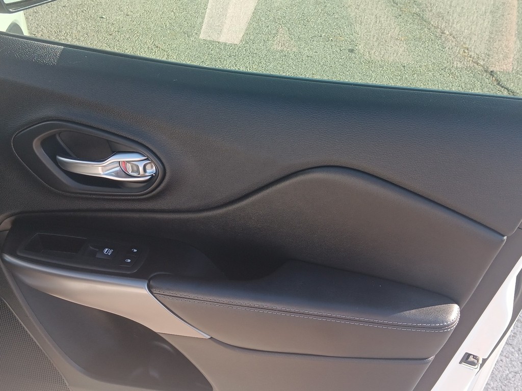 Jeep Cherokee Vehicle Full-screen Gallery Image 9