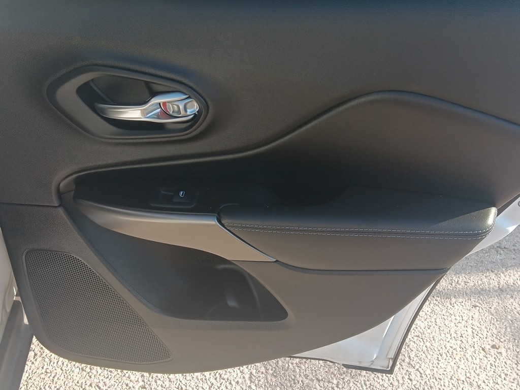 Jeep Cherokee Vehicle Full-screen Gallery Image 12
