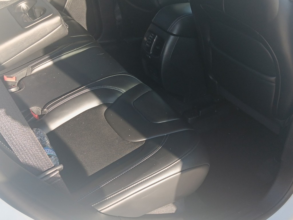 Jeep Cherokee Vehicle Full-screen Gallery Image 14