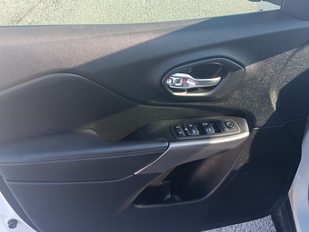 Jeep Cherokee Vehicle Full-screen Gallery Image 18