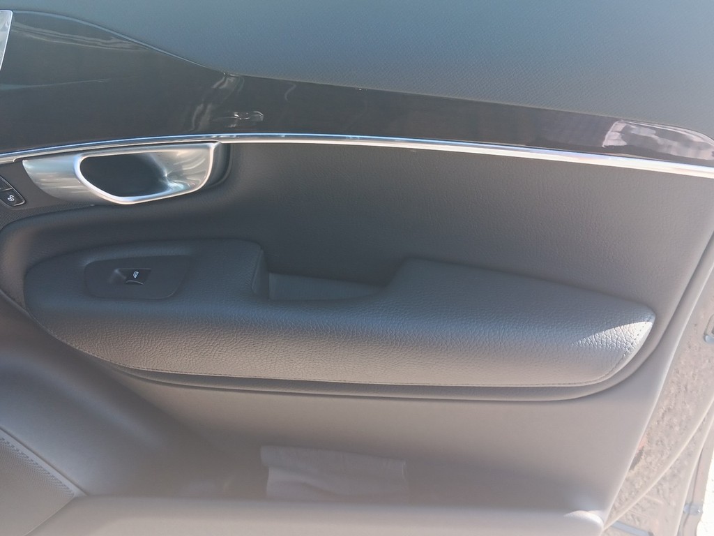 Volvo XC90 Vehicle Full-screen Gallery Image 9