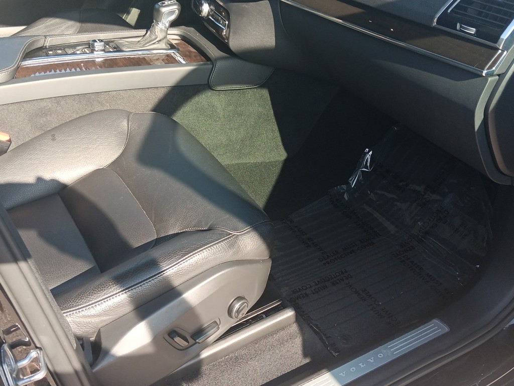 Volvo XC90 Vehicle Full-screen Gallery Image 10