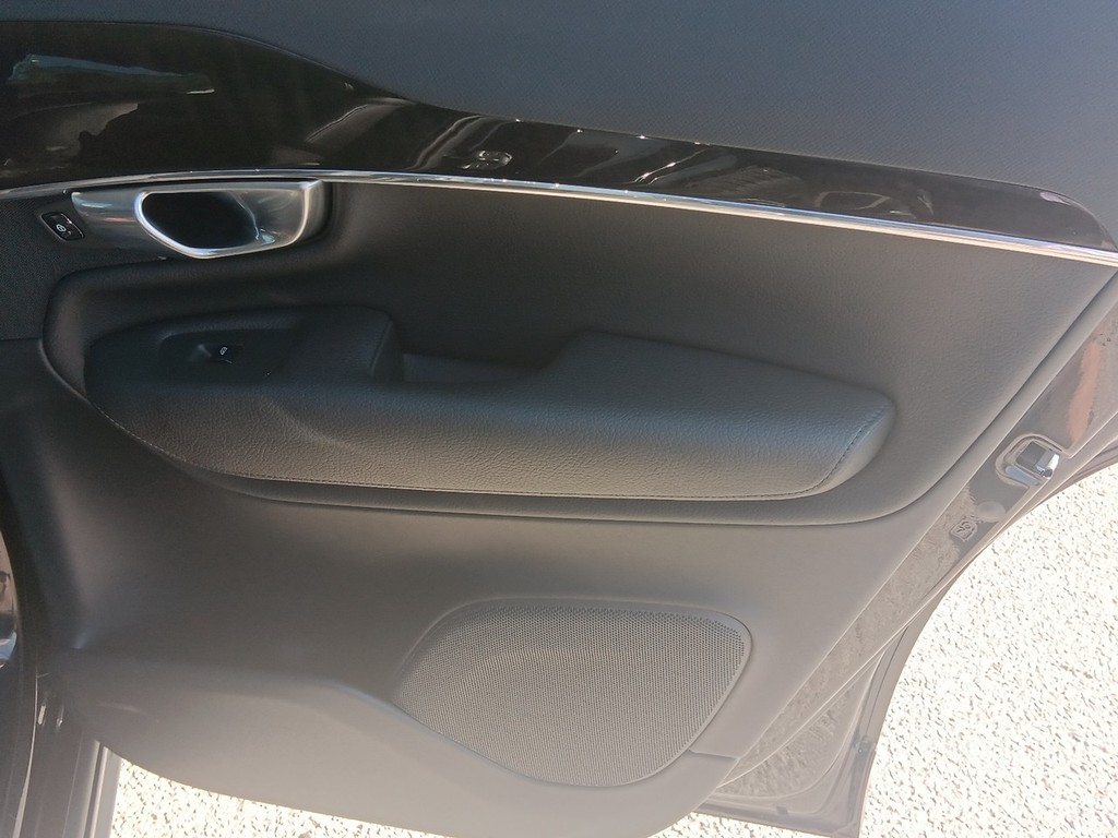 Volvo XC90 Vehicle Full-screen Gallery Image 11