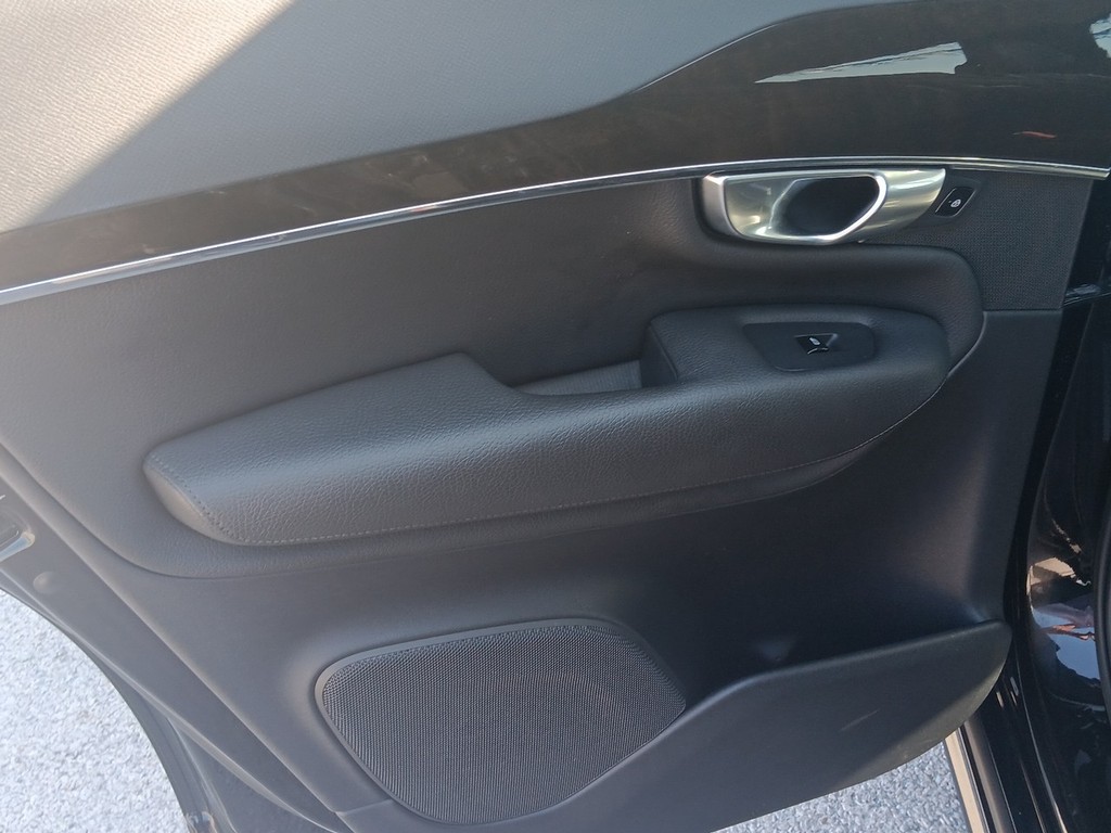 Volvo XC90 Vehicle Full-screen Gallery Image 13
