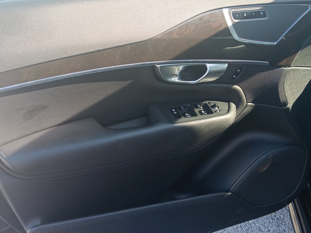 Volvo XC90 Vehicle Full-screen Gallery Image 15