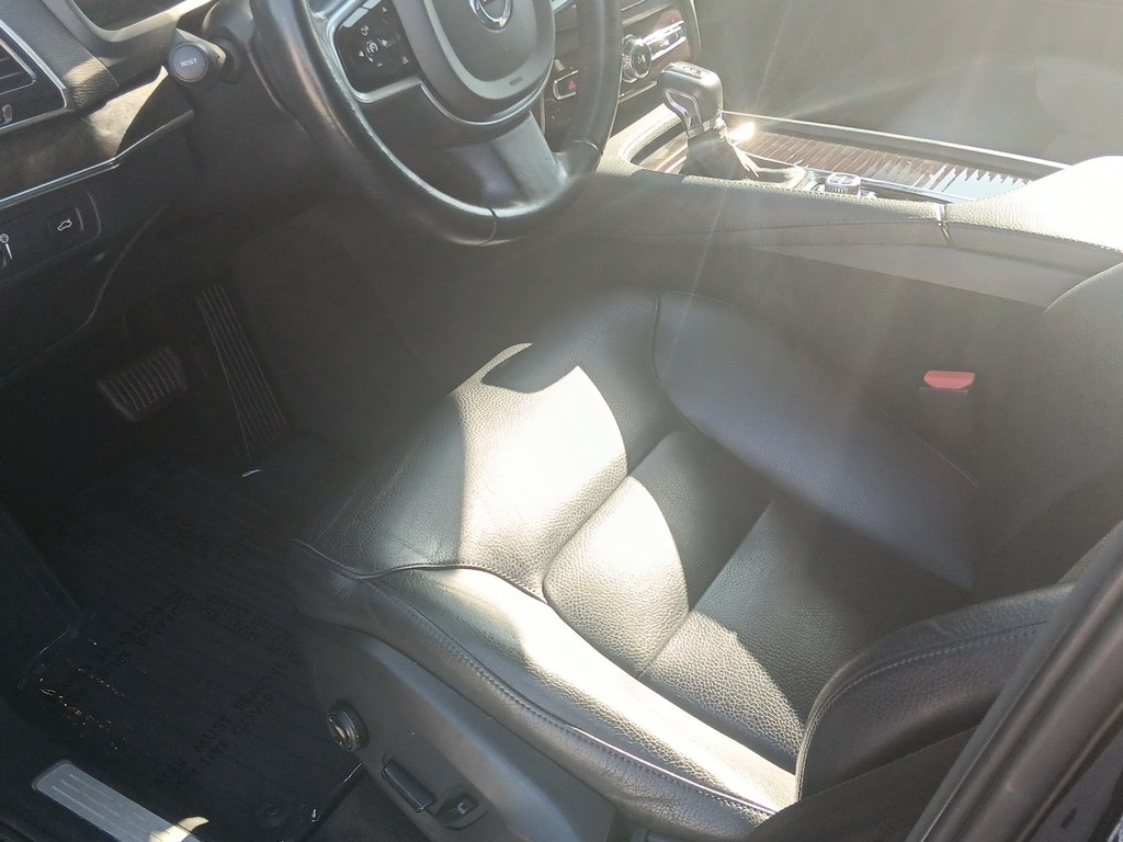 Volvo XC90 Vehicle Full-screen Gallery Image 16