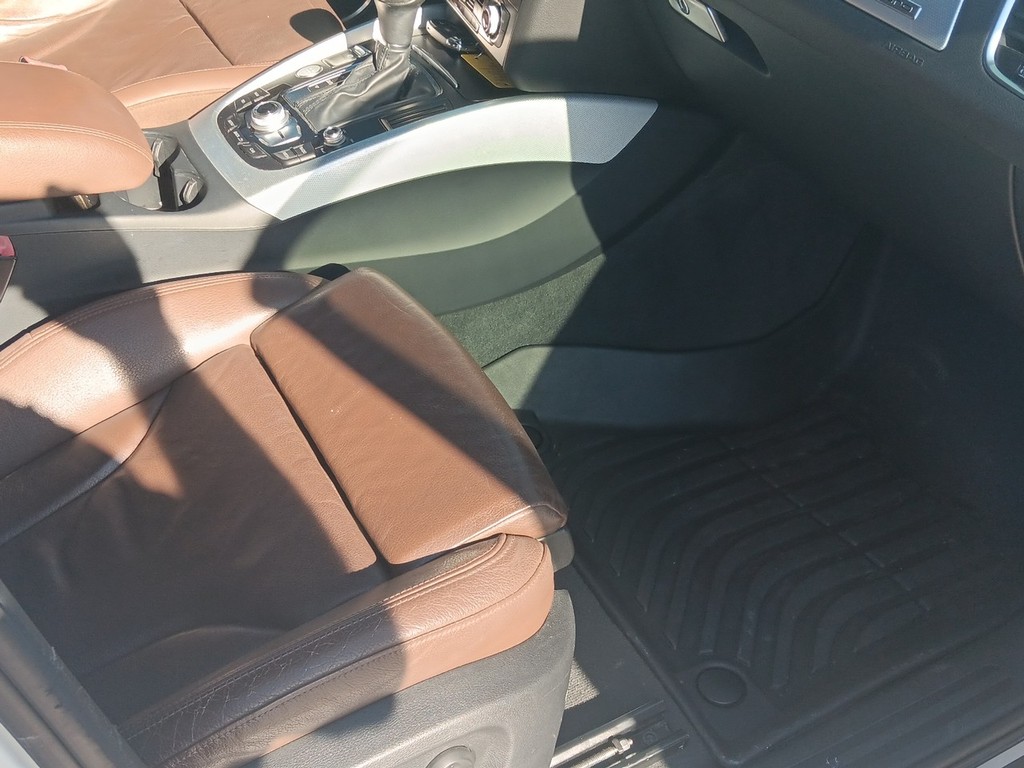 Audi Q5 Vehicle Full-screen Gallery Image 10