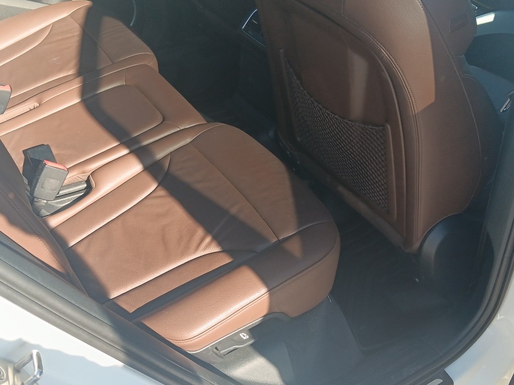 Audi Q5 Vehicle Full-screen Gallery Image 12