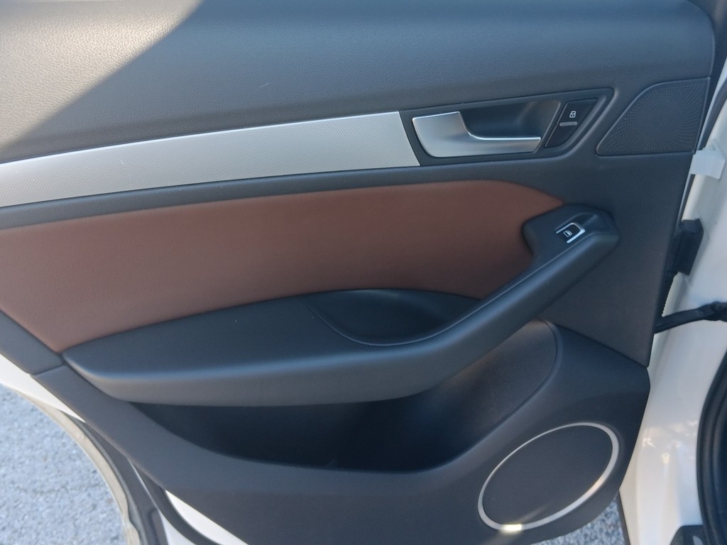 Audi Q5 Vehicle Full-screen Gallery Image 13